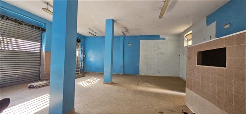 P  R  E  Z  Z  O    R  I  B  A  S  S  A  T  O  -  Locale commerciale tre vetrine